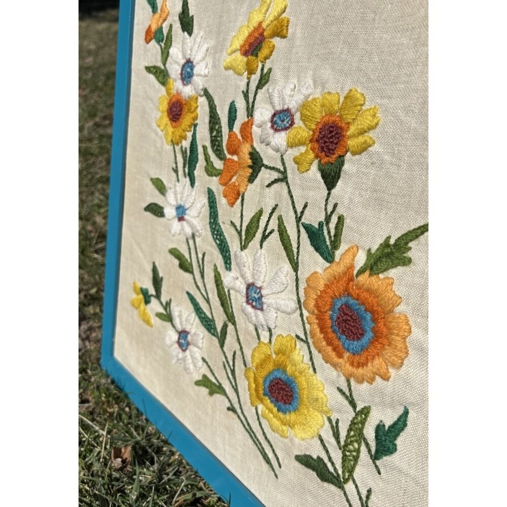 Vintage Crewel Needlepoint Framed 15x15 Floral Wild Flower Daisy Multicolor - Picture 3 of 6